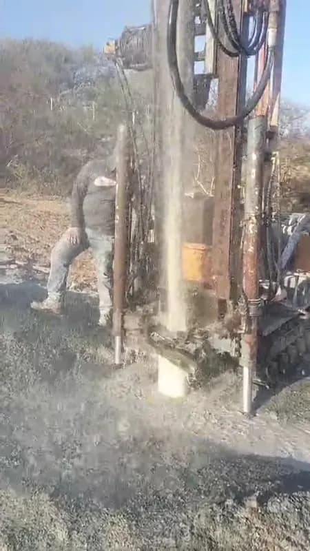 Perforación de pozo con maquinaria especializada