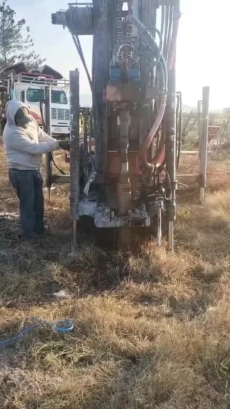 Trabajo de perforación en campo abierto
